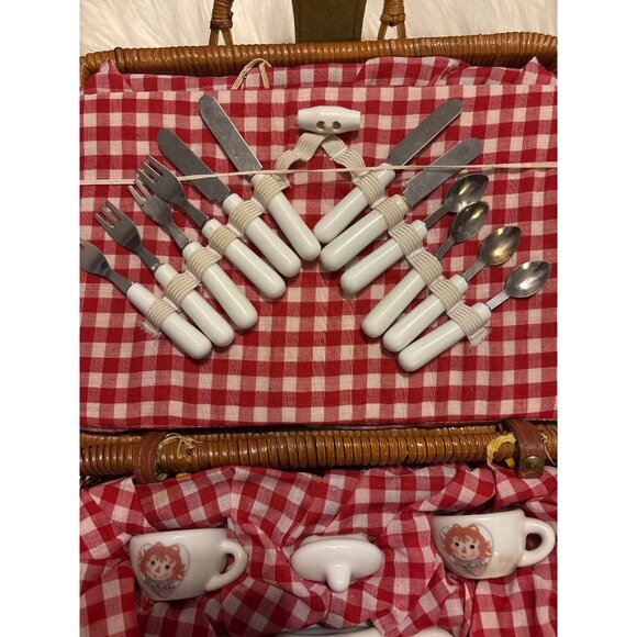 Raggedy Ann Childrens Miniature Porcelain Tea Set Wicker Picnic Basket Schylling - Picture 5 of 11